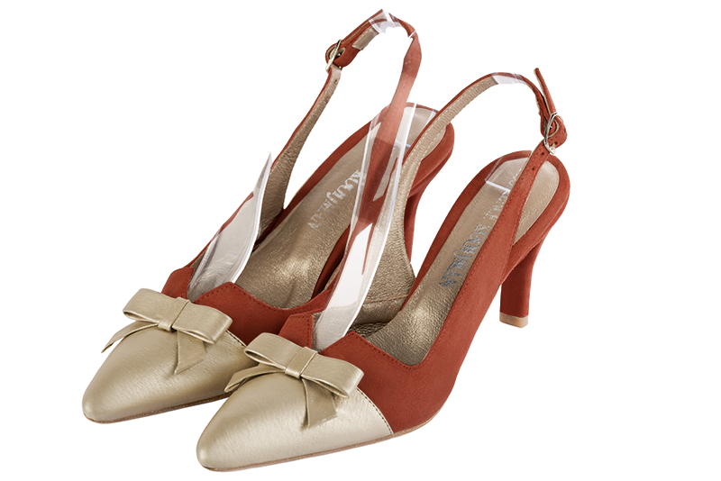 Gold and terracotta orange women's open back shoes, with a knot. Tapered toe. Medium slim heel. Front view - Florence KOOIJMAN